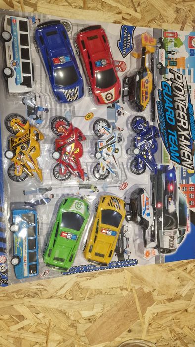 Brinquedos novos nunca usados .
