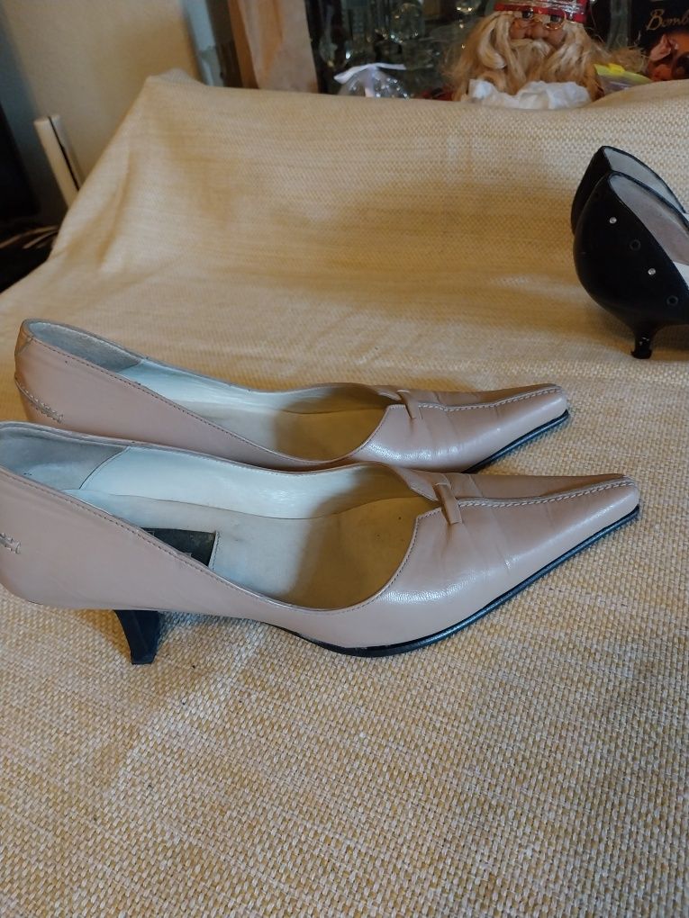 Sapatos com pouco uso nao estou a calçar saltos finos