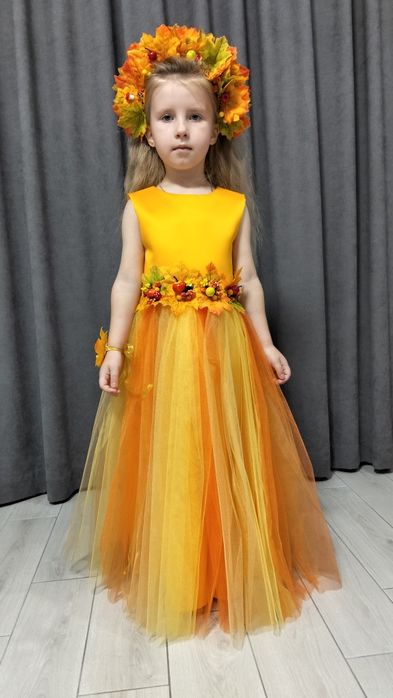 Осінь. Сукня на свято осені. Осінній листочок.