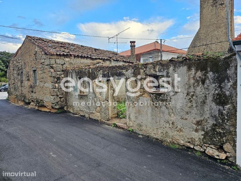 Moradia em pedra para recuperar no centro da vila de Tábua