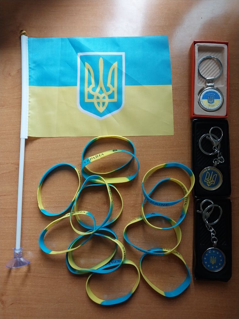 Прапорці,браслеты, брелоки з символікою України