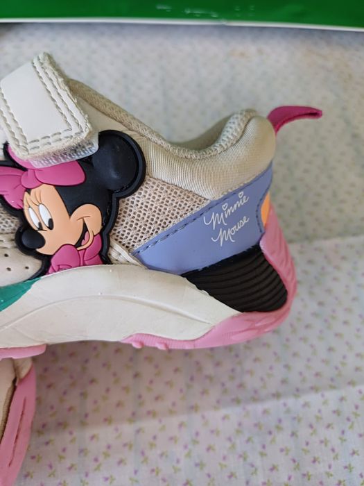 Sapatilhas da Miney tamanho 23. 3 euros.