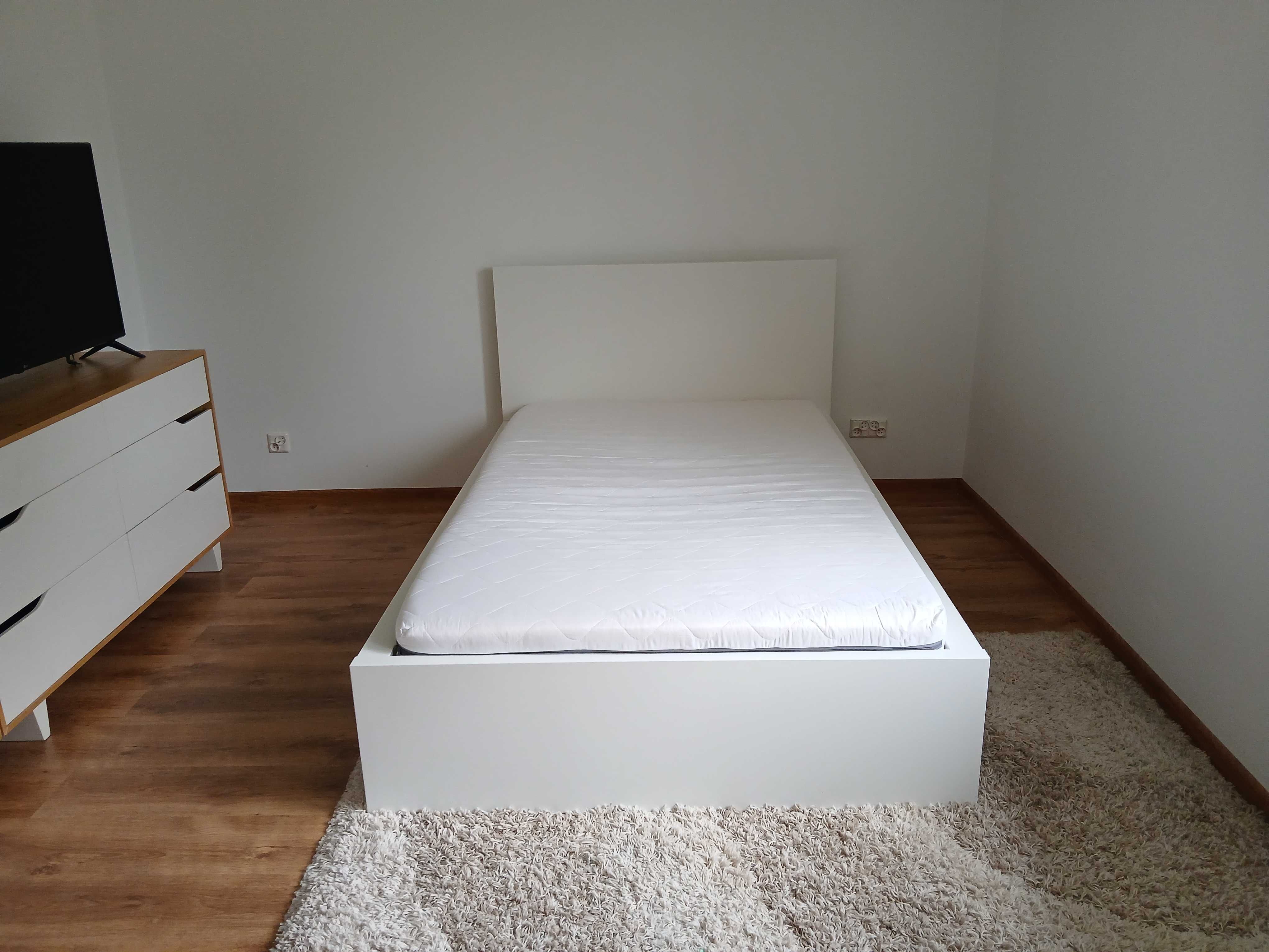 Łóżko białe IKEA Malm 120x200