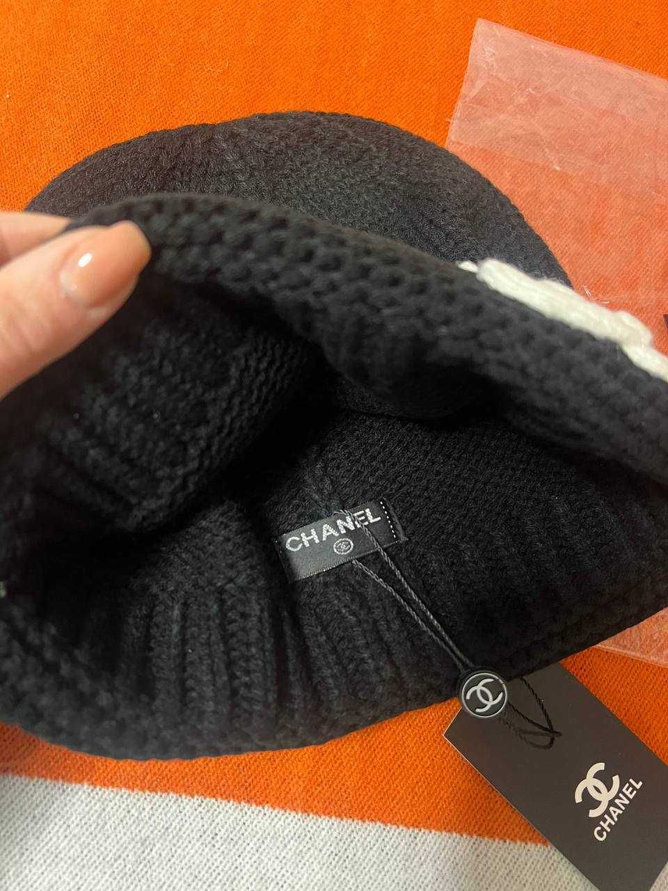Czapka Chanel – Wełniana z Białymi Detalami