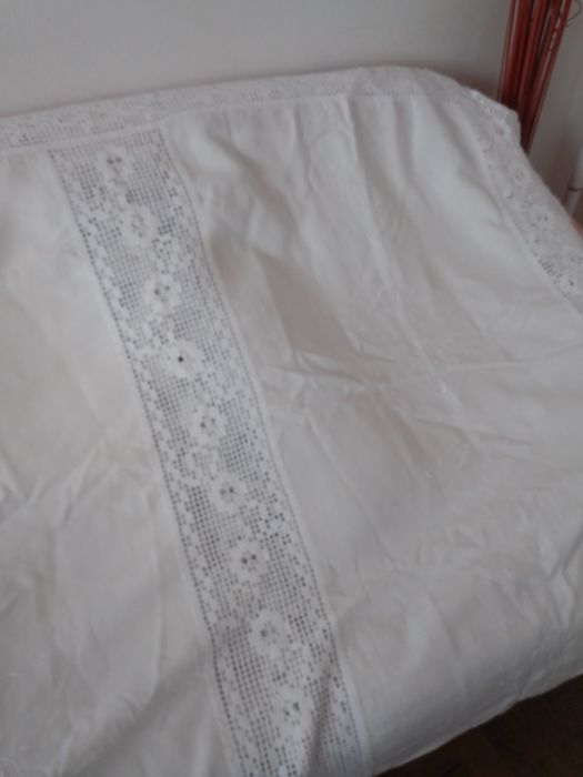 Toalha de mesa em linho e renda.