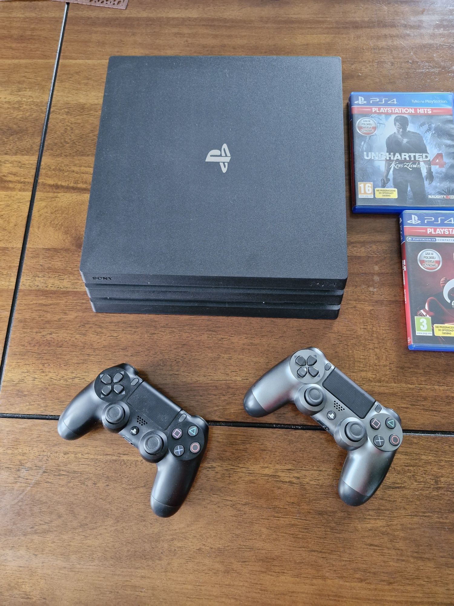 Konsola ps4 pro 1 Tb + 2 Pady I 5 gier