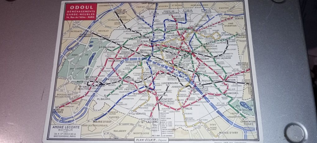 " Les Garde- Meubels Modernes"/ Meble ogrodowe/ Mapa/ Francja/ Paryż