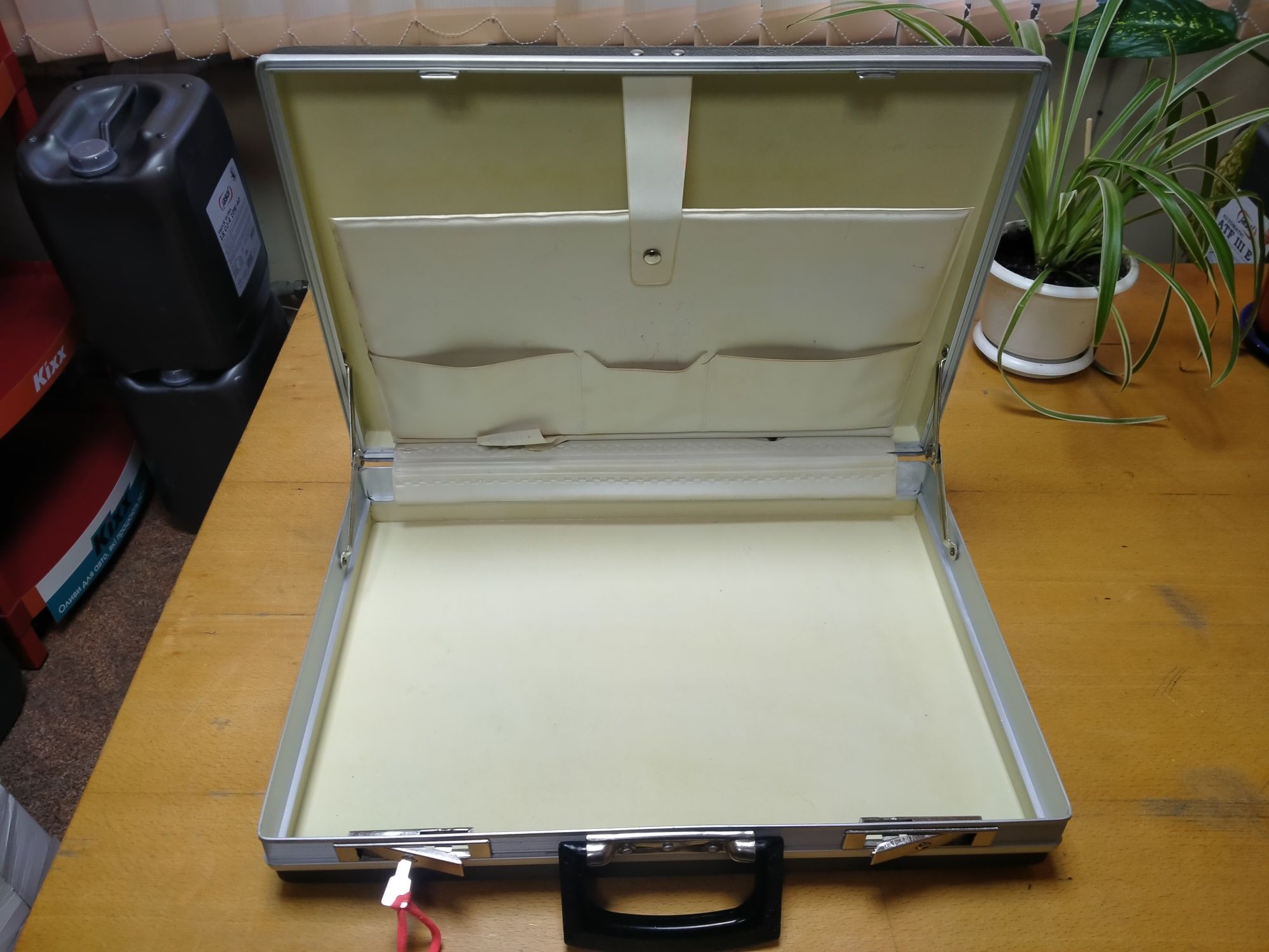 Дипломат кейс чемодан СССР пластиковый с ключом.47-34-9см.