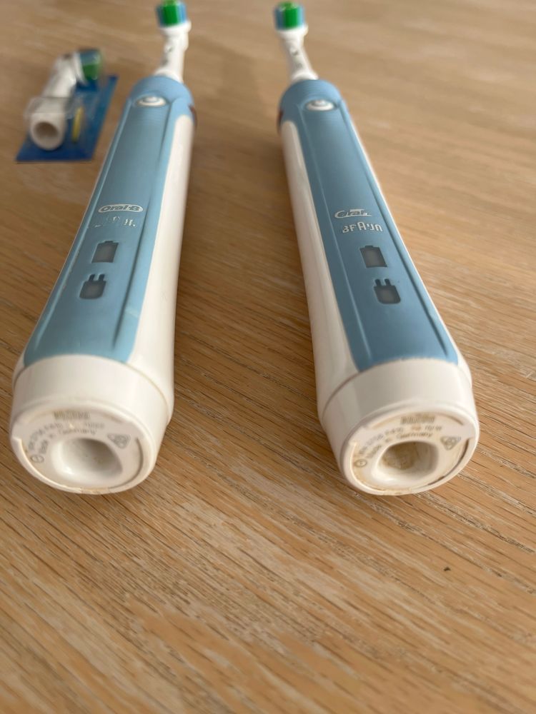 2 szczoteczki elektryczne Braun. 2x etui, 2x ladowarka, 3x koncowki