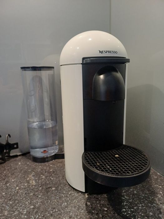 Máquina de Café Nespresso Vertuo em branco