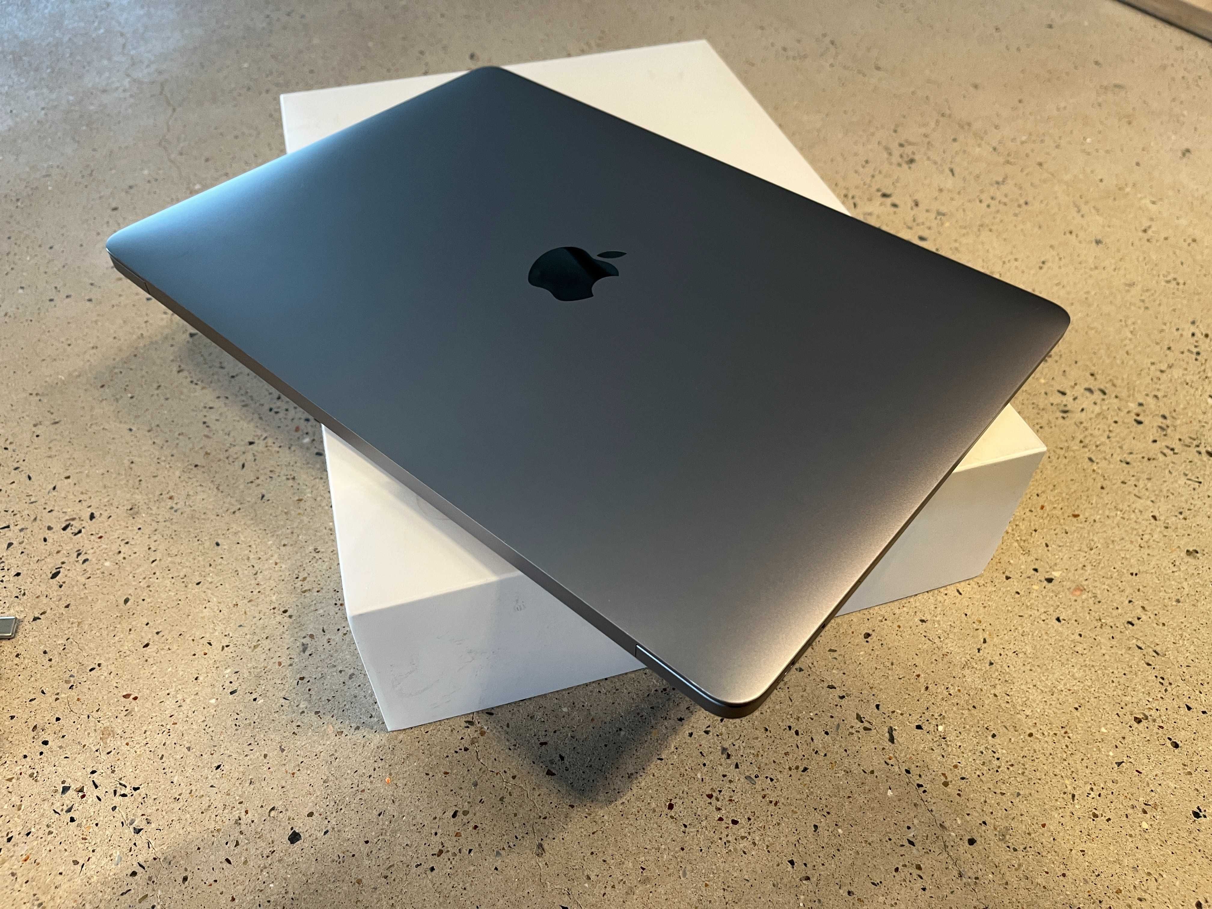 MacBook M1 Air 13.3” Retina 8GB / 256GB / Gwiezdna Szarość - IDEALNY