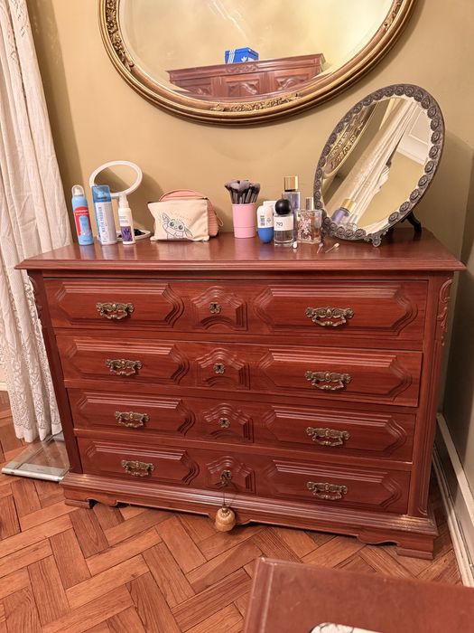 Cómoda Clássica em Madeira com 4 Gavetas