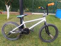 Rower BMX Srebrny z gripami.