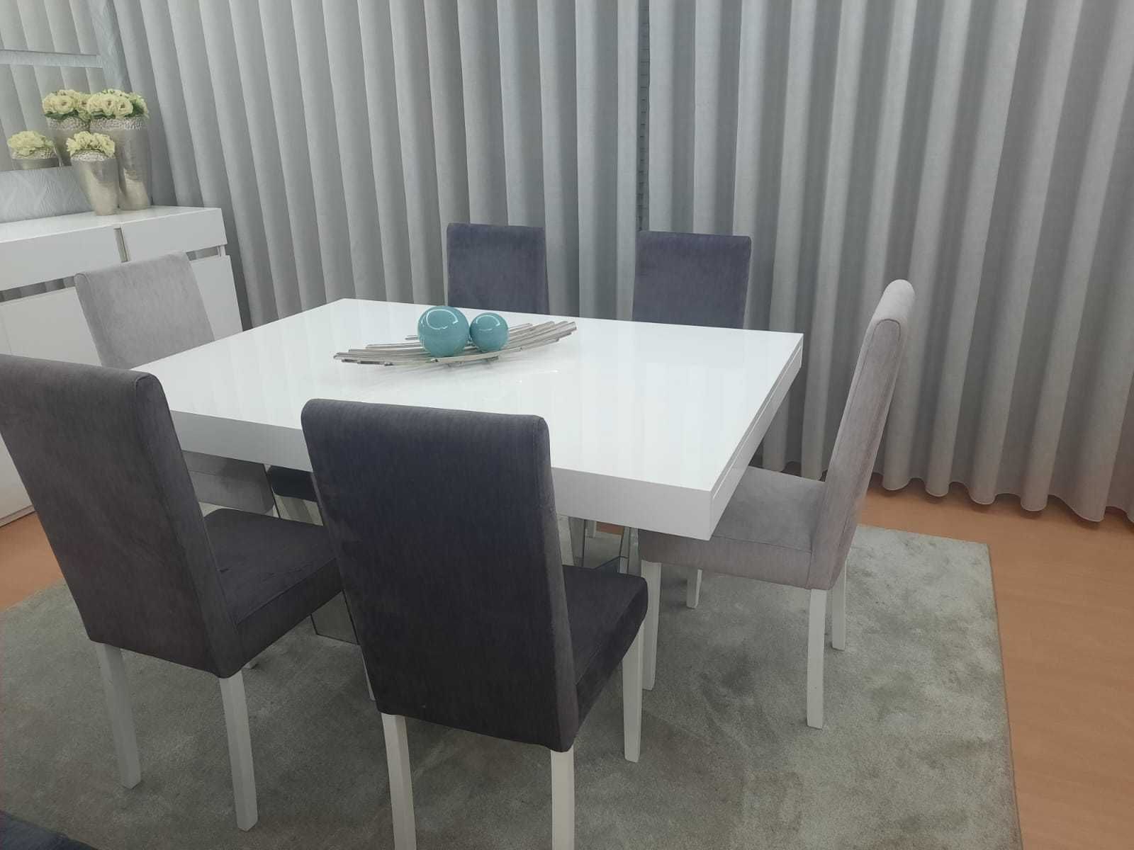 Vendo mesa e cadeiras de jantar
