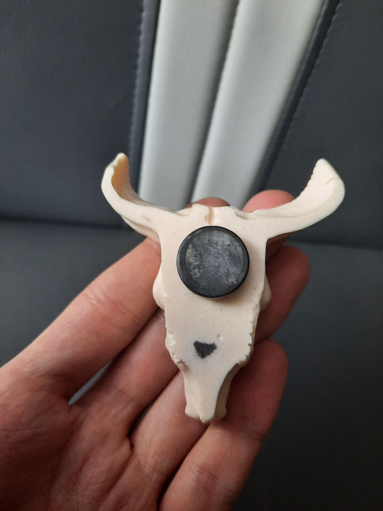 Nietypowy magnes czaszka krowy z kryształkami svarowski Clay Critters