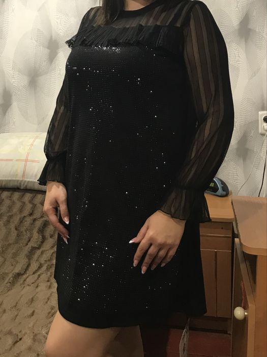 Дуже гарне плаття засипане стразами!