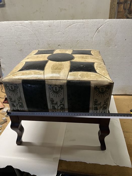 Stara pufa podnóżek drewniana tapicerowana