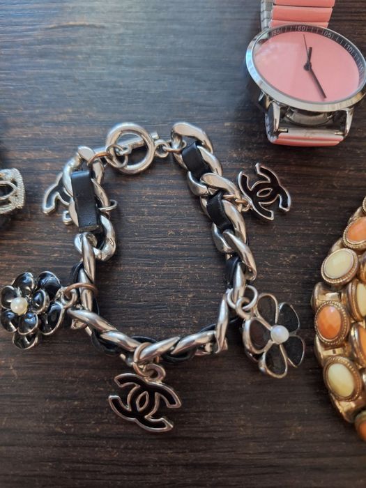 Якісна біжутерія. Браслети, підвіски, годинник