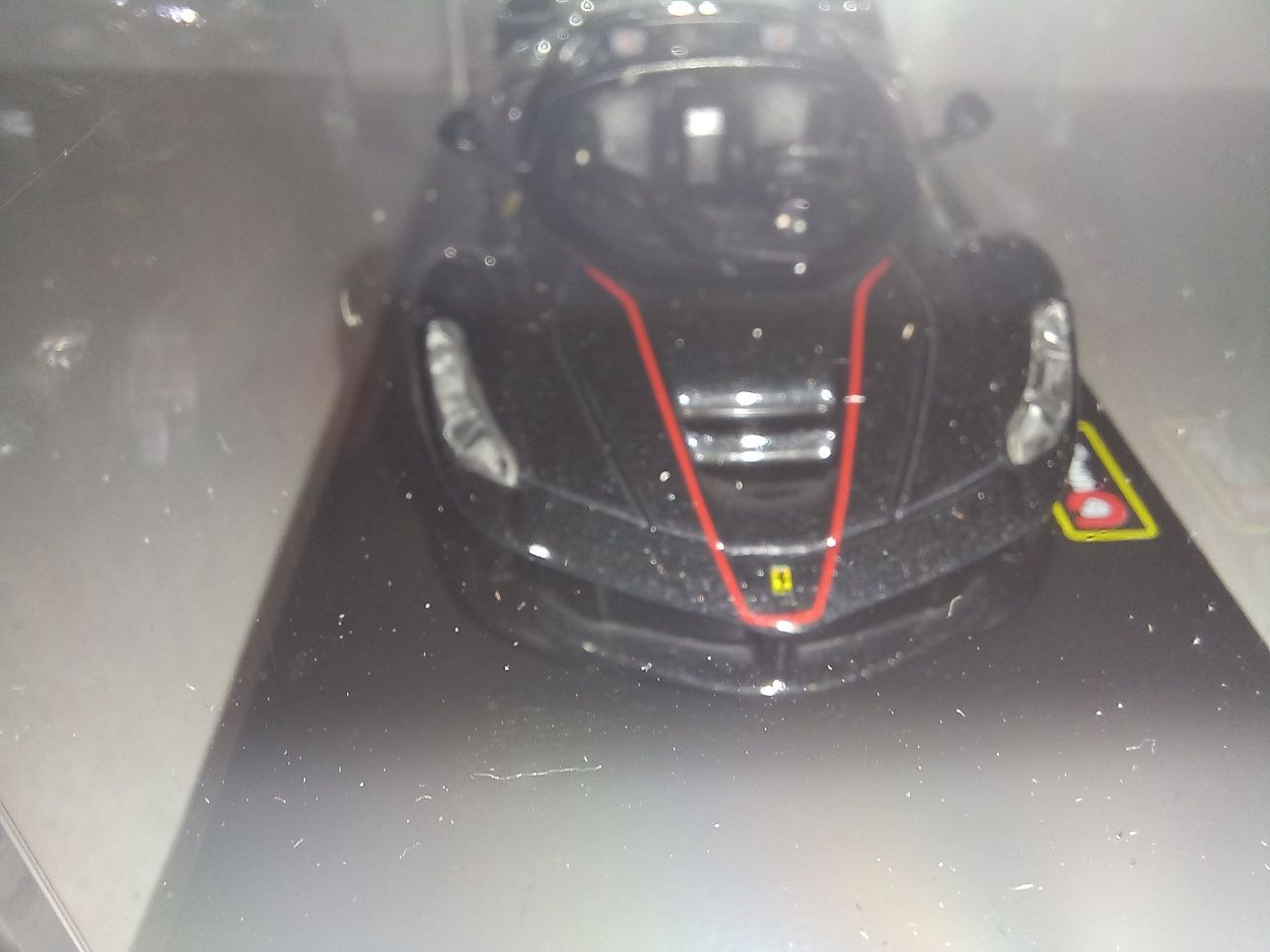Bburago Ferrari Laferrari Aperta pod kloszem, skala 1:43
