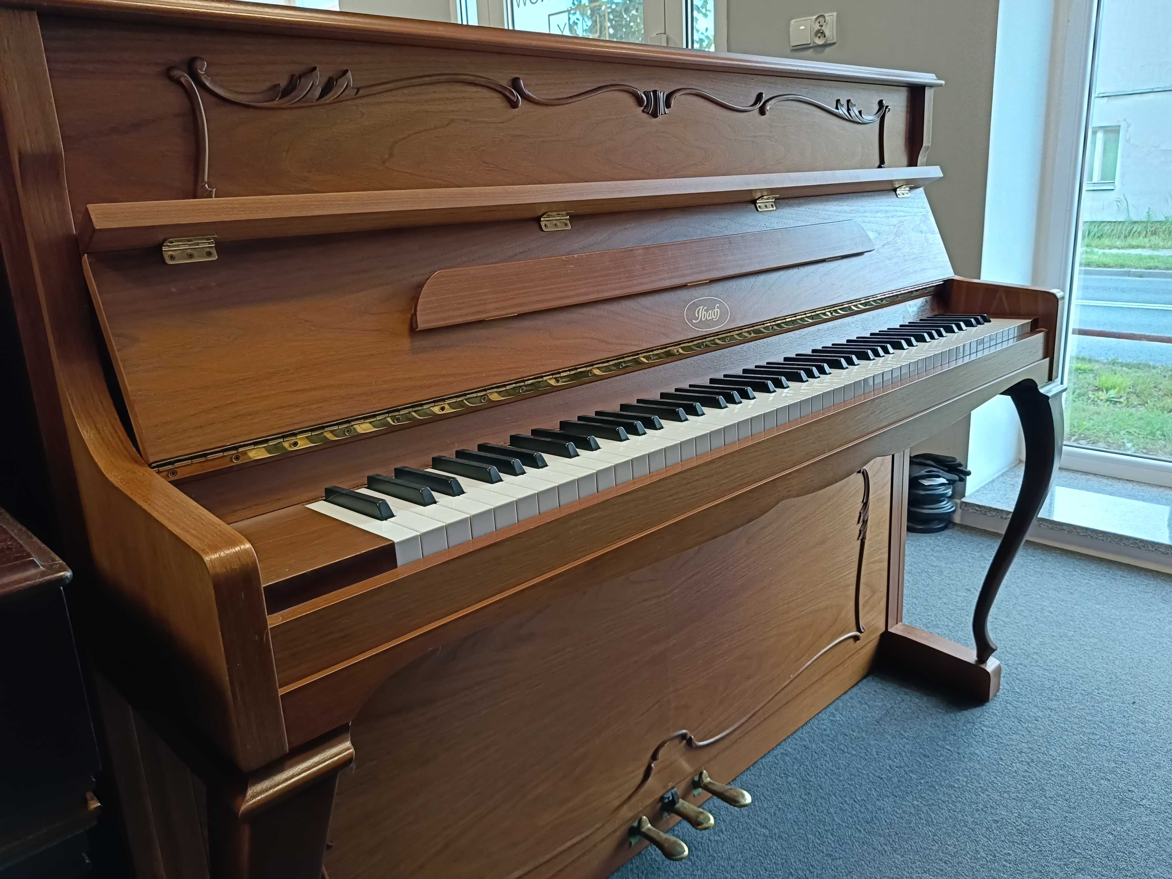Piękne salonowe pianino Ibach