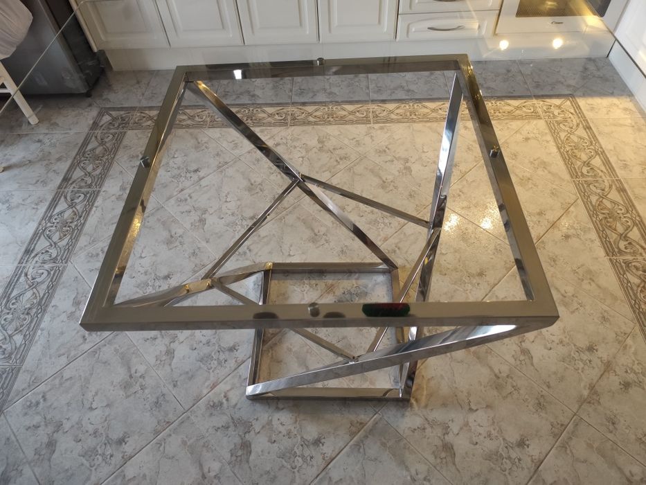 Mesa de Refeição Design Moderno -Vidro Temperado e Pé Metálico Cromado