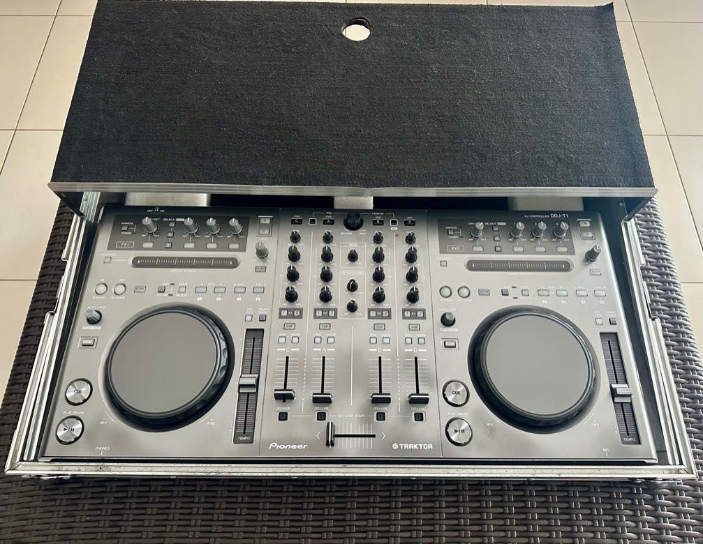 Controladora Pioneer DDJ T1 + Flightcase