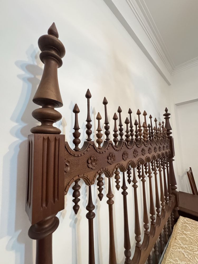Cama de casal a moda antiga + mesas de cabeceira de madeira