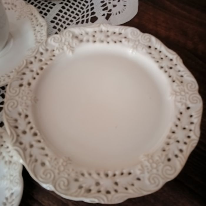 Ażurowy serwis kawowy firmy Veroni 22 elementy