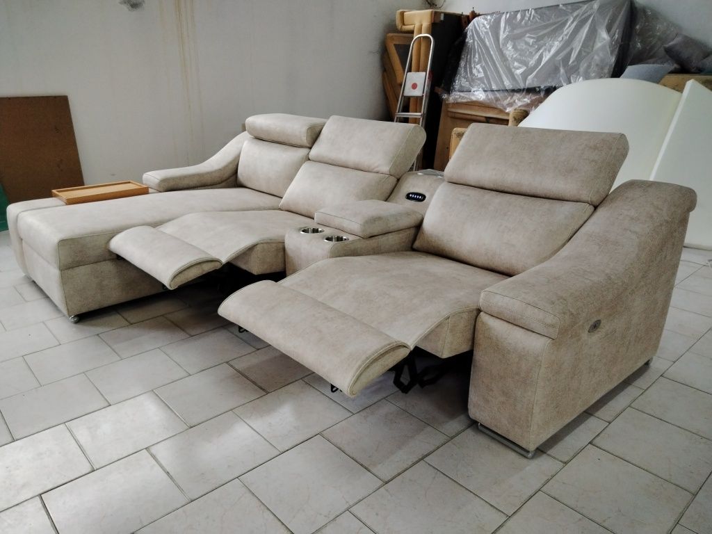 Sofá com relax elétrico/Sofa with electric reclining function.