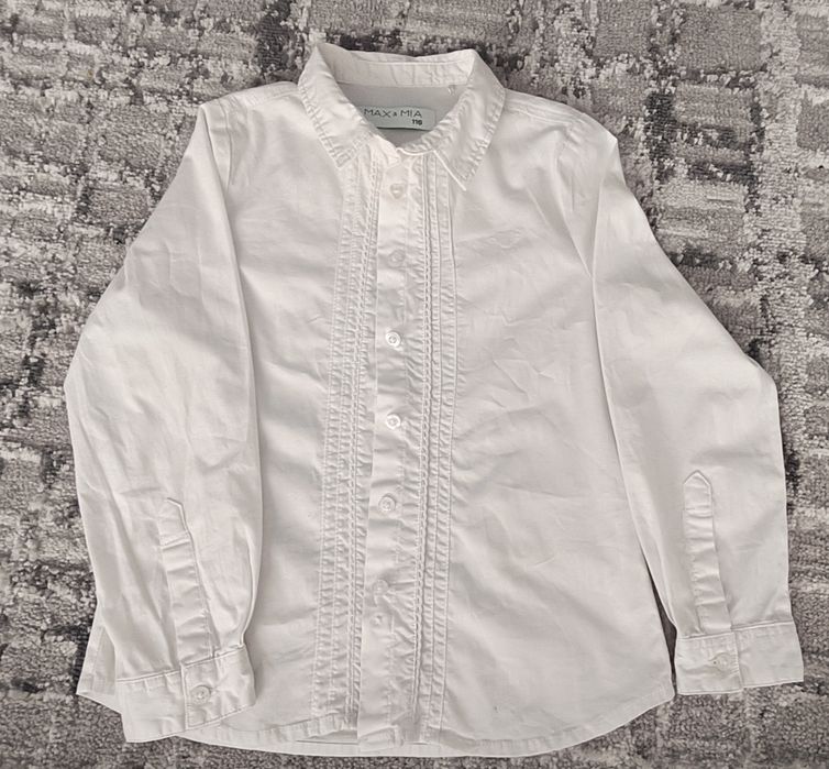 Biała koszula z długim rękawem