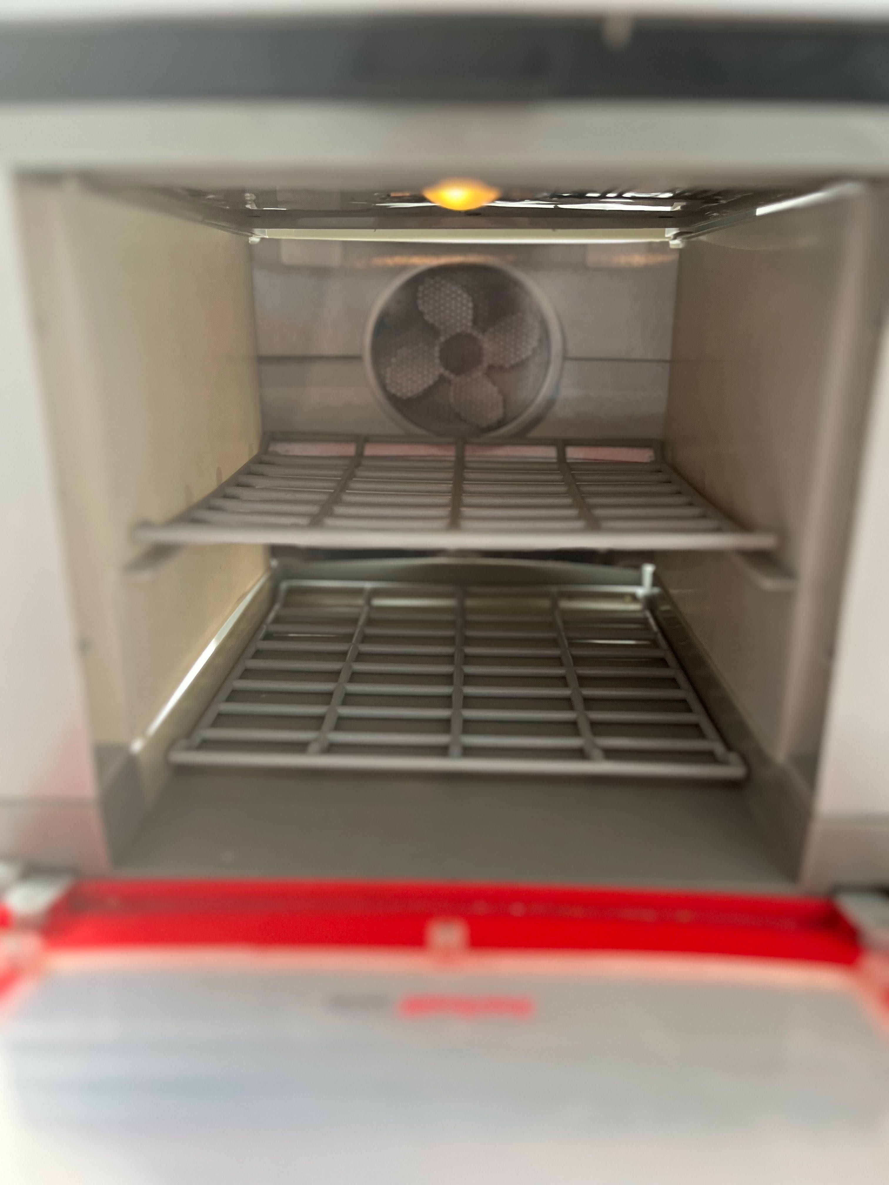 Kuchnia dziecięca Smoby mini Tefal. Posiada światełka i wydaje dźwięk.