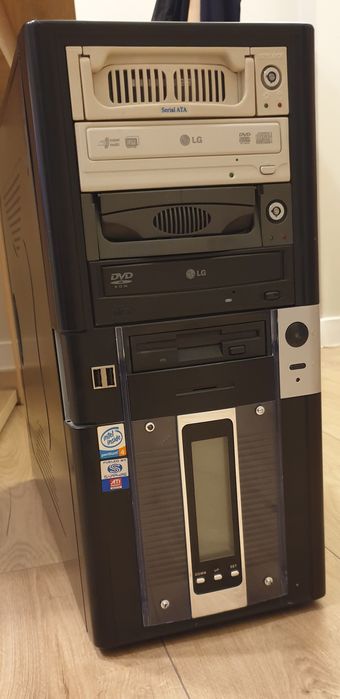 Komputer z XP + karton gier i programów użytkowych