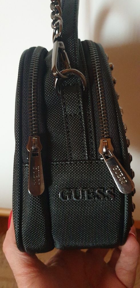 Czarna torebka Guess