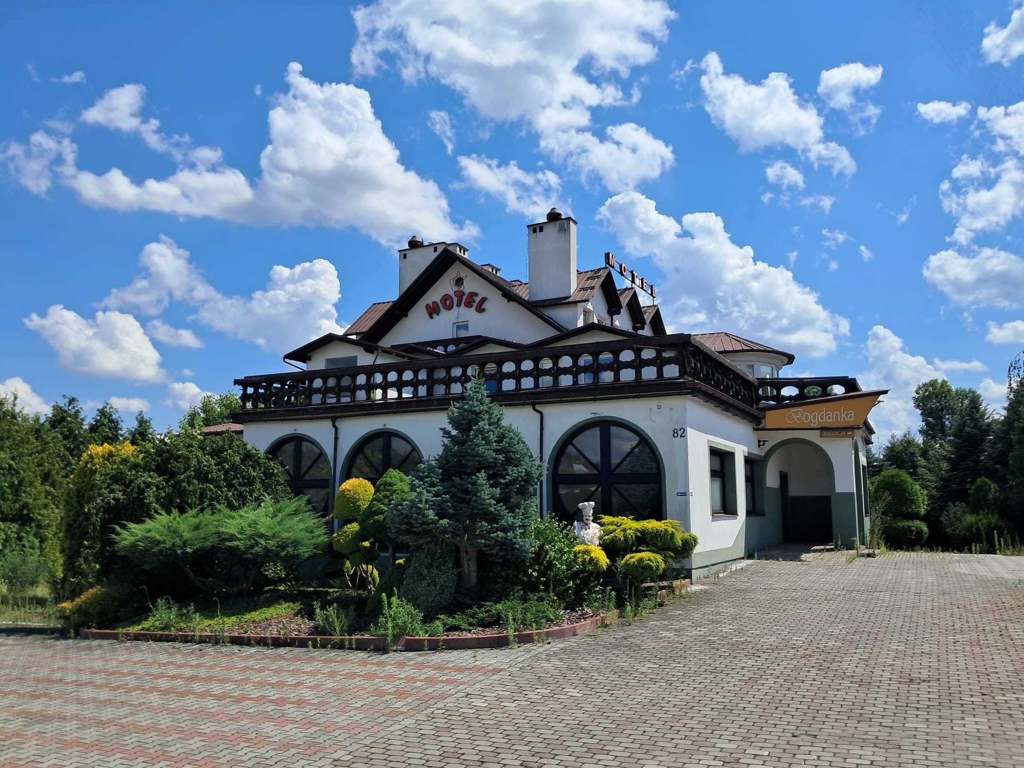 Okno okrągłe drewniane, otwierane.
