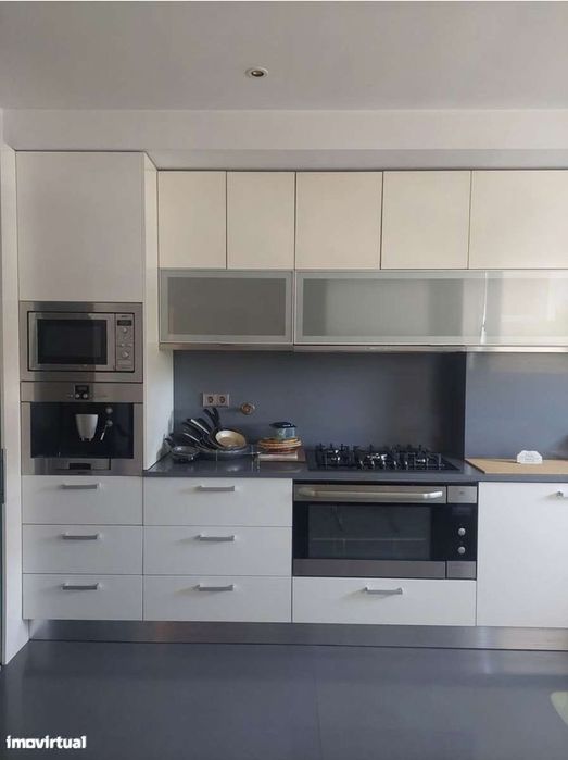 Moradia T3 + sótão 2 suítes, logradouro,  próxima ao centro da cidade
