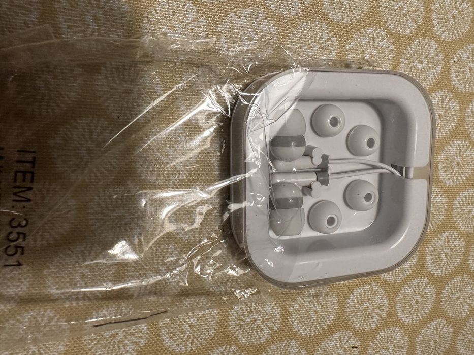 Phones brancos com caixa