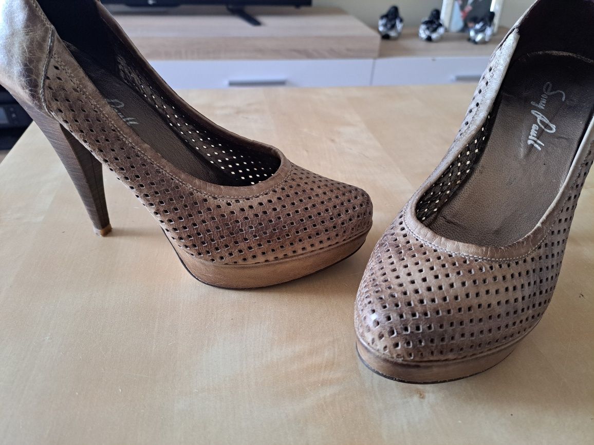Sapatos de salto alto