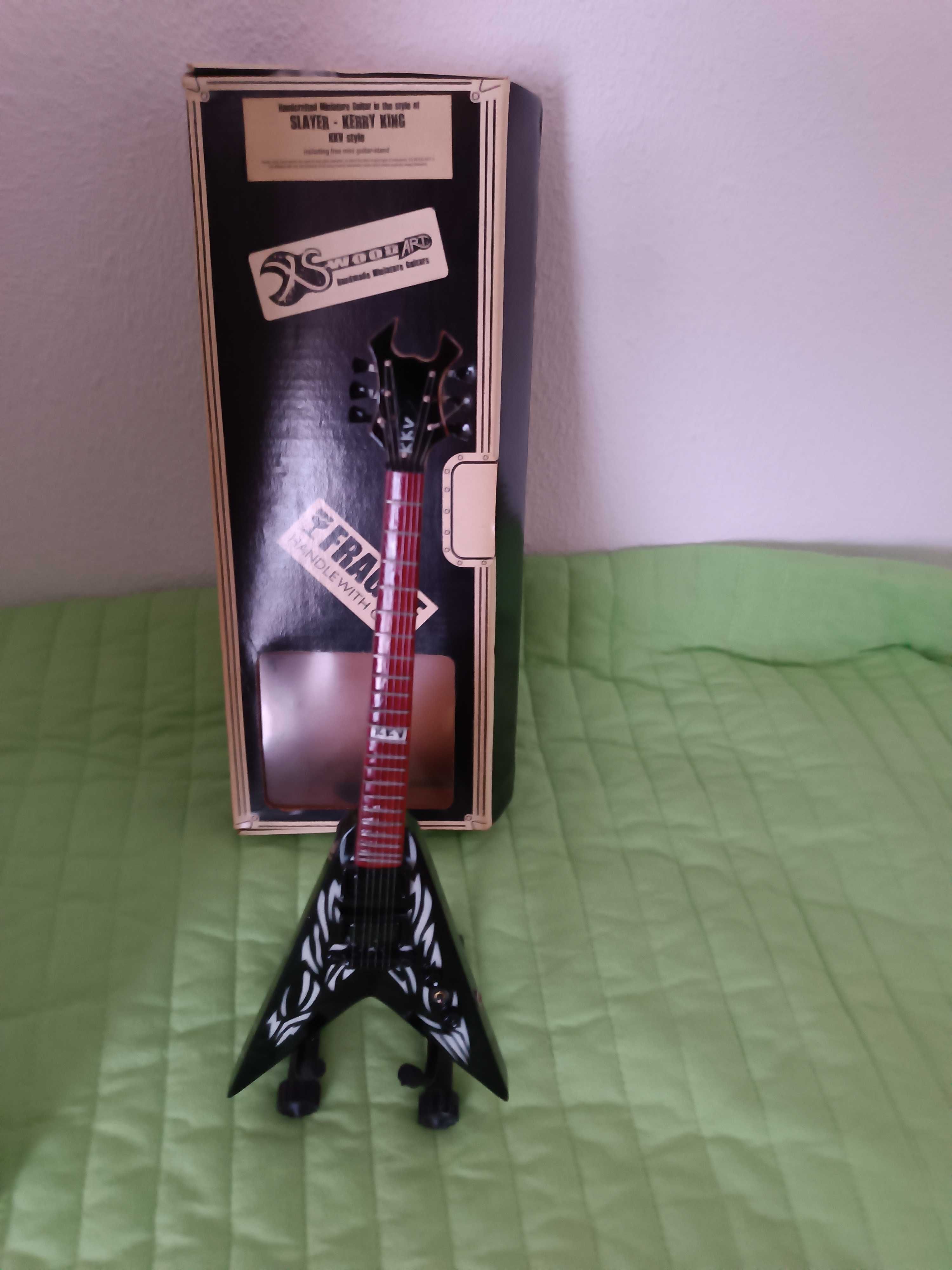 Guitarra em miniatura