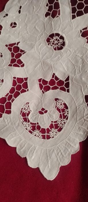 Pano em linho branco e bordado Richelieu muito trabalhado
