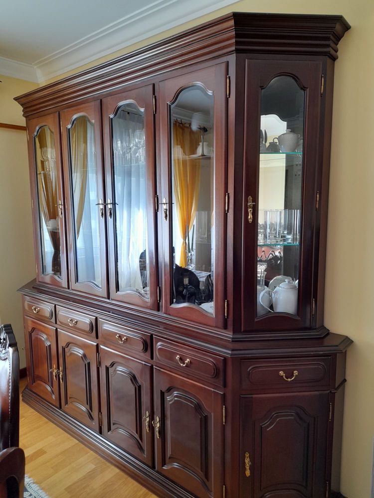 Mesa de jantar e cristaleira