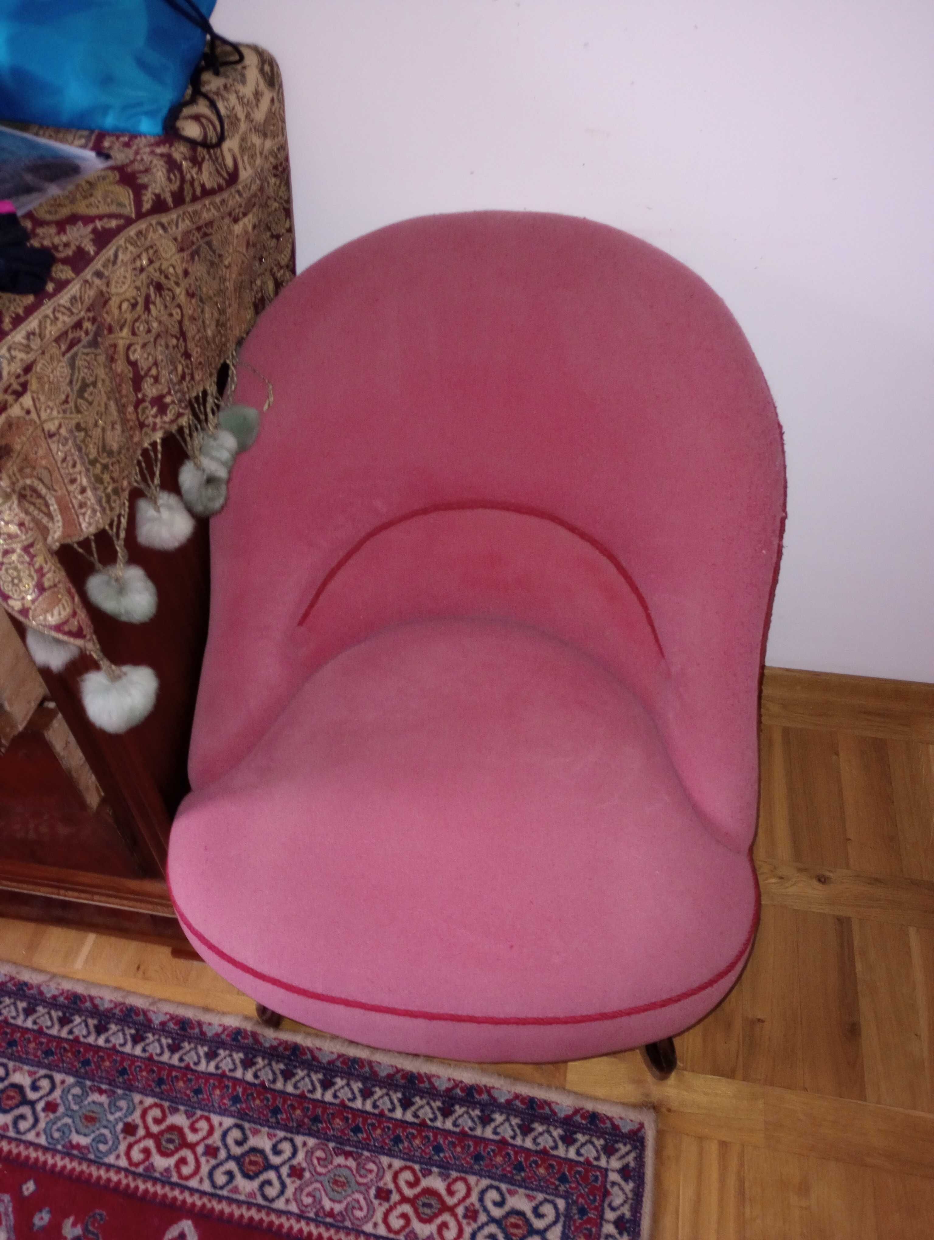 Fotel eklektyczny, tapicerowany.