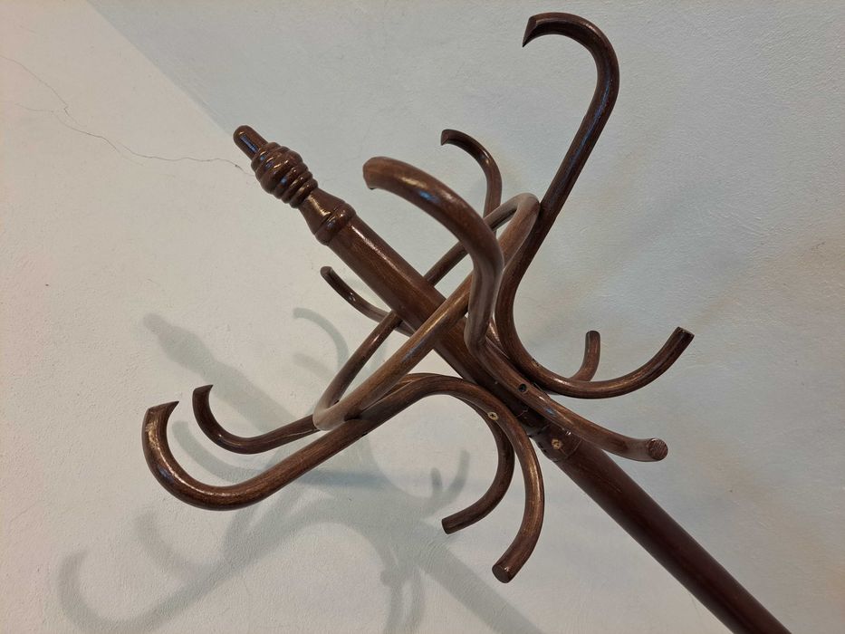 Wieszak podłogowy drewniany gięty ciemny