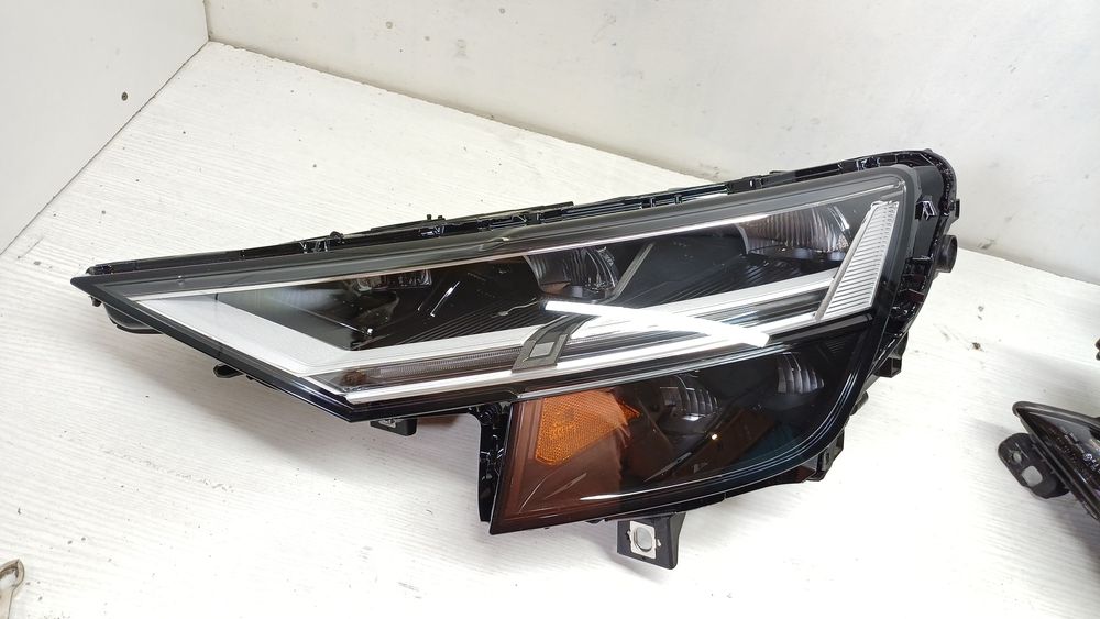 Фара Audi Q8 левая USA