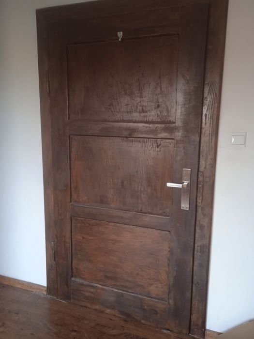 Stare drzwi z ościeżnicami