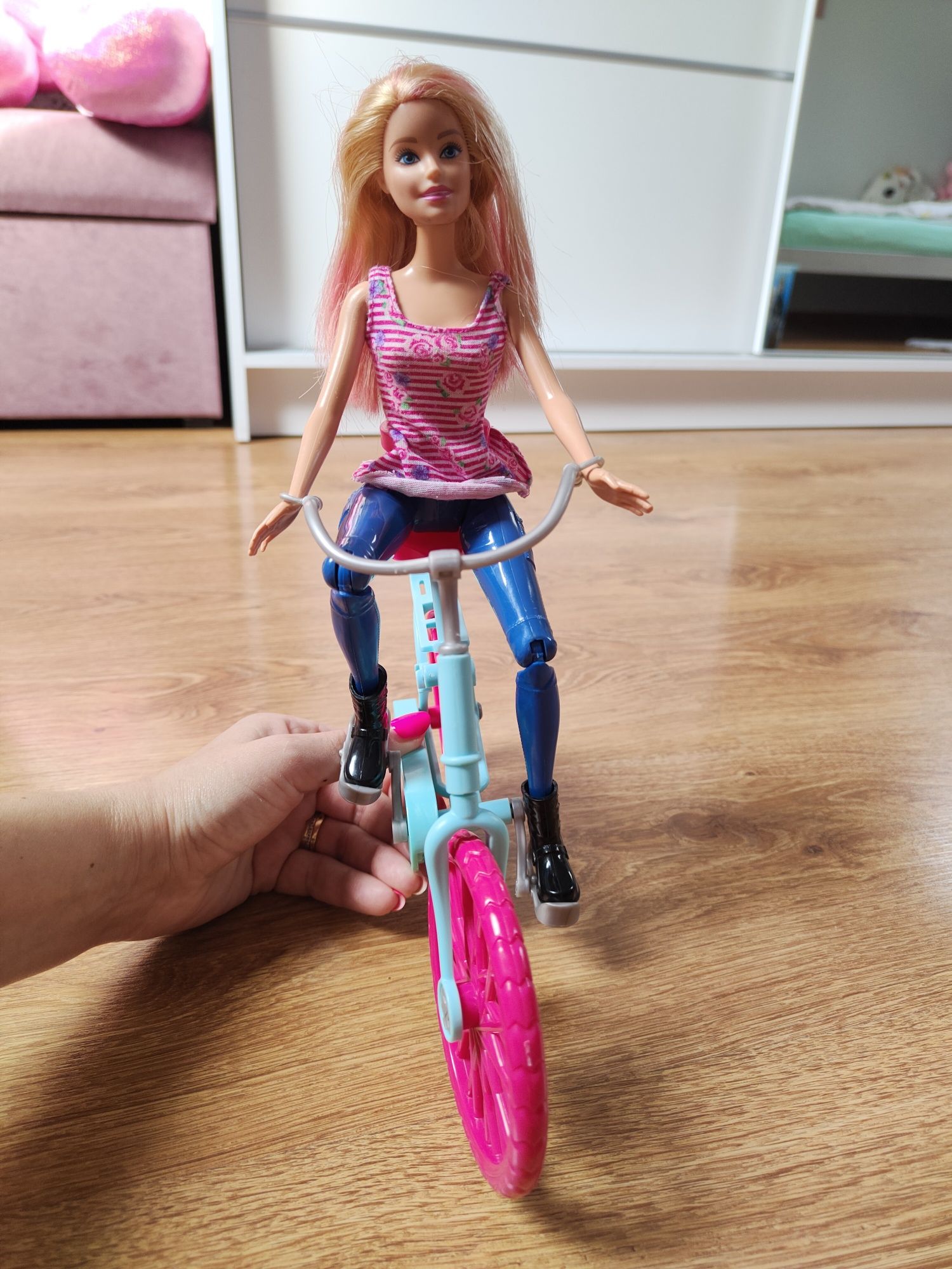 Lalka Barbie i rower