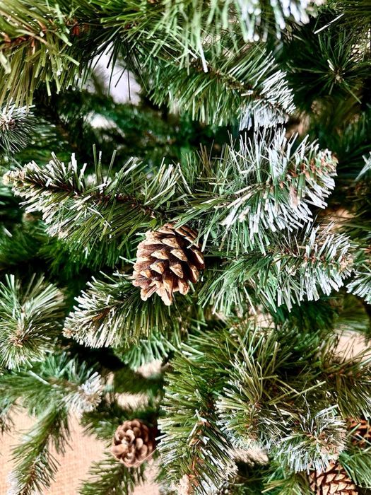 Штучна ялинка з шишками, висота 2,2 м