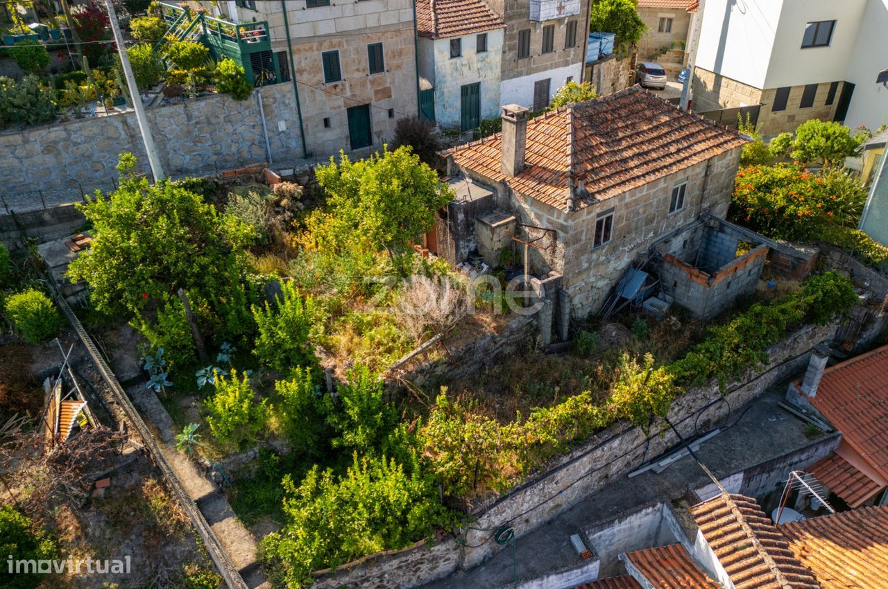 Moradia com terreno e vista rio - para recuperar - Cinfães
