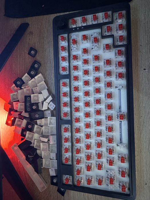 Zestaw gamingowy na sprzedaż – PC, monitor, klawiatura, słuchawki