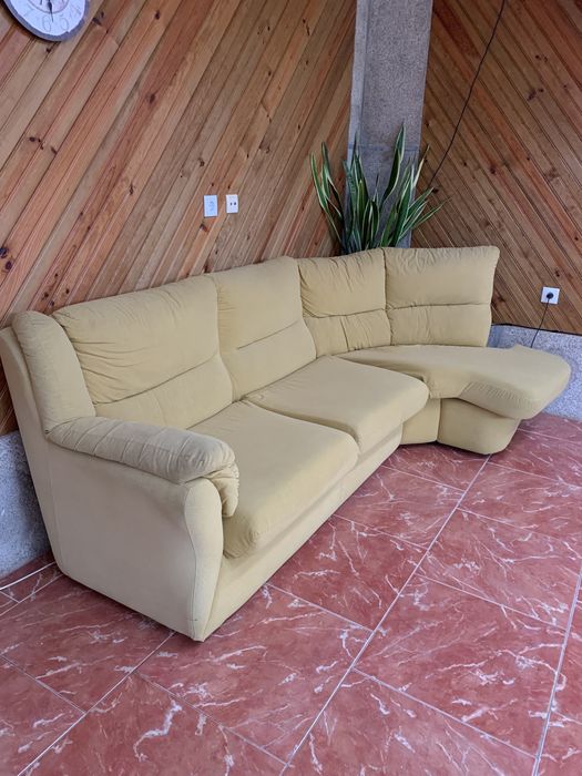 Sofá amarelo claro