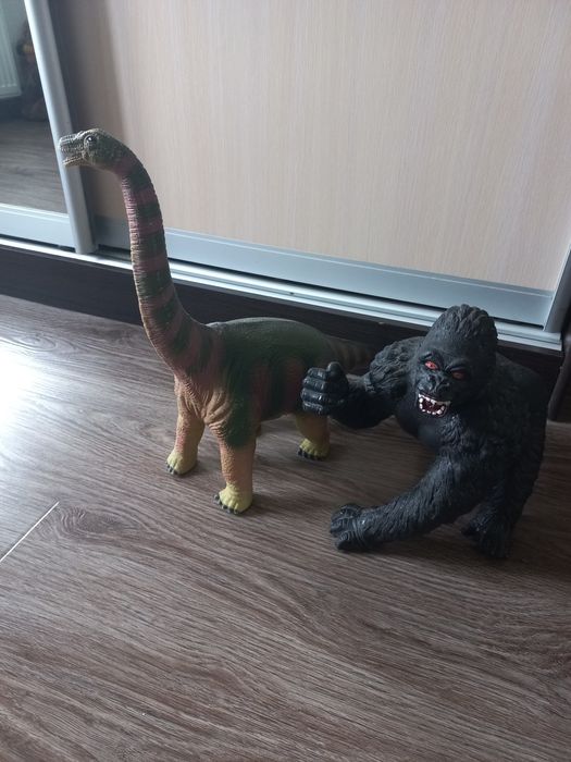 Динозавр і горила